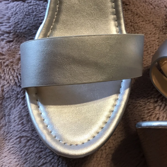 BNWT ladies size 8 silver wedge sandals by Refresh - Picture 3 of 7